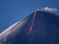 На Камчатке начал извергаться самый большой вулкан Евразии