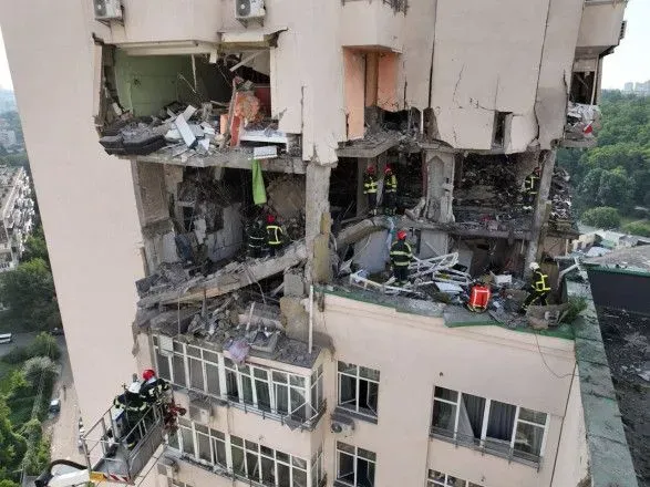 Первые минуты после падения обломков ракеты на дом в Киеве прошлой ночью - правоохранители показали видео