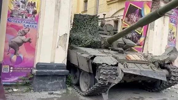 tank-zastryag-u-vorotakh-tsirku-v-rostovi-scho-vidbuvayetsya-v-rf
