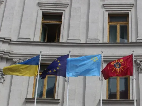 В День крымскотатарского флага национальный флаг кырымлы подняли возле админздания МИД Украины