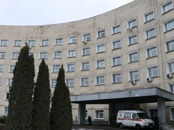 Банкротит больницу: коллектив Киевской облбольницы просит уволить гендиректора с должности
