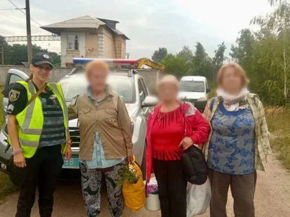 Собирали ягоды в лесу под Киевом и заблудились: полиция разыскала трех женщин