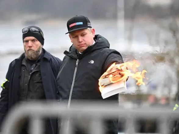 "Отвратительный акт": Турция осудила акцию сожжения Корана в Стокгольме