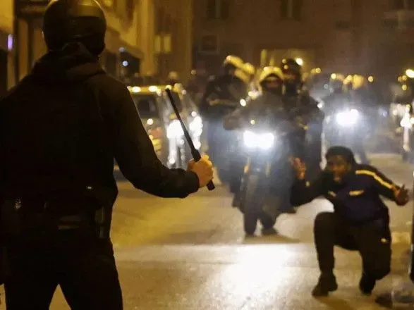 Во Франции протестующие ворвались в дом мэра пригорода Парижа: ранены жена и ребенок мэра