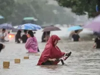 Китай накрили аномальні зливи, тисячі людей евакуювали