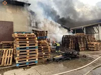 Масштабна пожежа на Закарпатті сталася на складі заводу з розливу мінеральної води: гасили три години