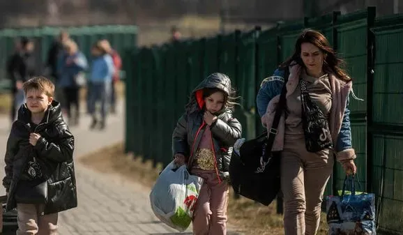 Война заставила покинуть свои дома четверть украинцев - британская разведка