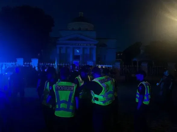 Полиция обеспечивает правопорядок: Около 50 человек собрались возле церкви на Киевщине