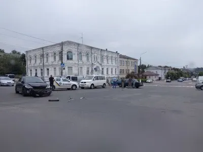 Авто перевернулось на крышу: на Киевщине произошло тройное ДТП
