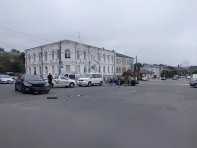 Авто перекинулось на дах: на Київщині сталася потрійна ДТП
