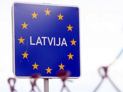 Латвія частково відновила видачу віз росіянам