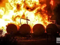 “Бавовна” у Макіївці: палає п'ять цистерн з паливом