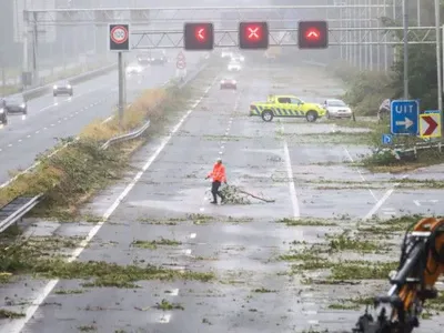 Нидерланды накрыл сильный шторм: отменены авиарейсы, есть жертва