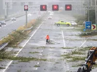 Нідерланди накрив сильний шторм: скасовані авіарейси, є жертва