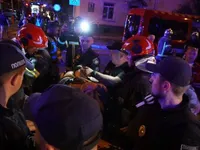 У зруйнованому атакою рф будинку у Львові ще у двох квартирах можуть перебувати люди - ДСНС