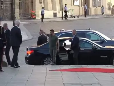 З’явилось відео офіційної церемонії зустрічі Зеленського та президента Чехії