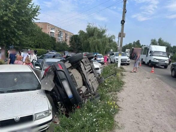 Під Києвом у результаті ДТП легковик перекинувся на припарковані авто: є поранена