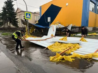 На Київщині через непогоду зі спортшколи зірвало дах: поліцейські частково відновили рух