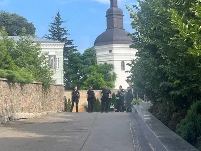 Хулиганство в Киево-Печерской Лавре: уже известно о двух мужчинах, которых доставили в отделение полиции