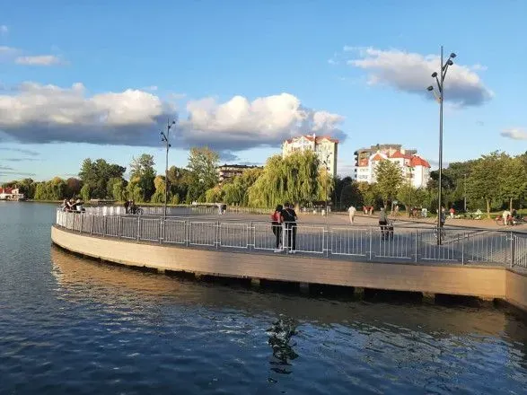Большая вода в Ивано-Франковске: из-за непогоды обвалилась часть пешеходного моста