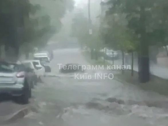 Київ накрила сильна злива: під воду йдуть вулиці, переходи та магазини