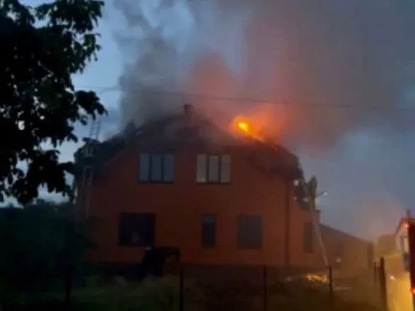 У Броварах блискавка влучила в будинок, спалахнула пожежа
