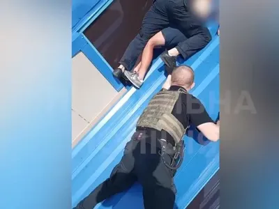 Полицейские сногсшибательно освободили мужчину, который застрял на крыше высотки в Киеве