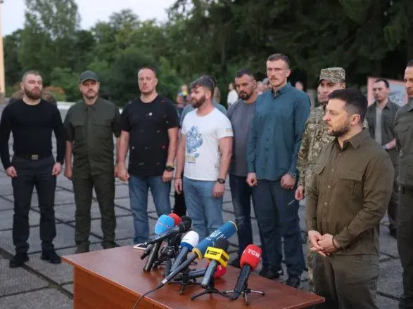 Зеленский и пятеро командиров "Азова" приехали во Львов