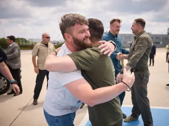 Защитники "Азовстали" вернулись в Украину: Зеленский поблагодарил бойцов за мужество