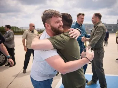 Захисники «Азовсталі» повернулися в Україну: Зеленський подякував бійцям за мужність