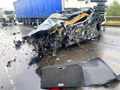 На Київщині легковик зіткнувся з вантажівкою, є загиблий