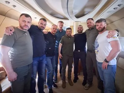Зеленський оголосив про повернення з Туреччини до України п՚ятьох захисників Маріуполя