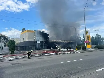 В Києві палає АЗС на Броварському шосе