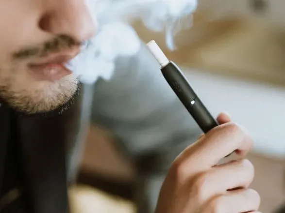 Запрет курить IQOS и одноразовые сигареты в общественных местах: нардеп рассказал о деталях ограничений