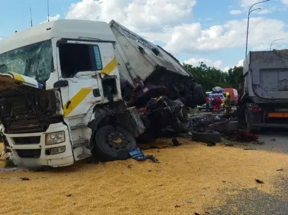 На трассе "Киев-Чоп" произошло смертельное ДТП с участием двух грузовиков: затруднено движение