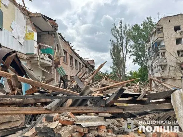Людей вытаскивали из-под завалов: удар рф в Орехове пришелся по пункту выдачи гуманитарной помощи в школе