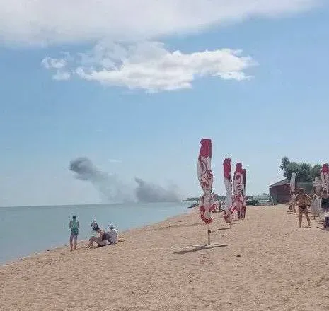 В оккупированном Бердянске "хлопок": на берегу Азовского моря заметили черный дым