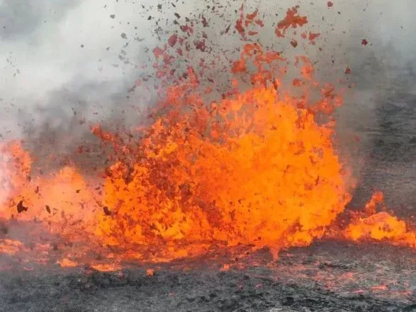 В Исландии после землетрясения извергается вулкан
