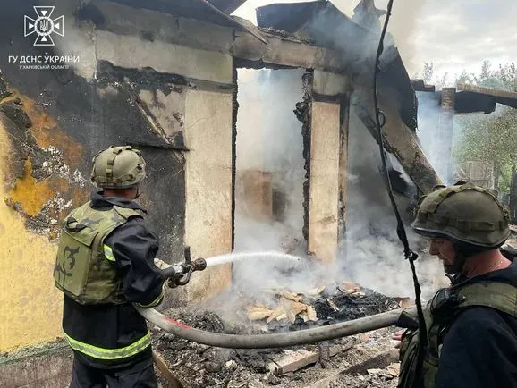 ДСНС показали ліквідацію пожежі, яка виникла внаслідок артобстрілів окупантів на прикордонні Харківщини