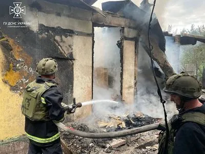 ГСЧС показали ликвидацию пожара, который возник в результате артобстрелов оккупантов на границе Харьковщины