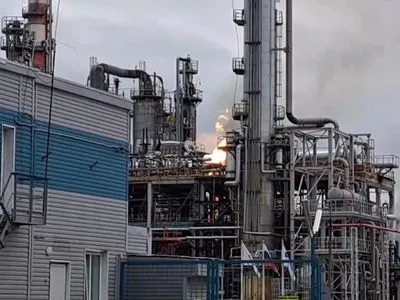 У рф стався вибух на нафтохімічному заводі: на відео видно стовп вогню