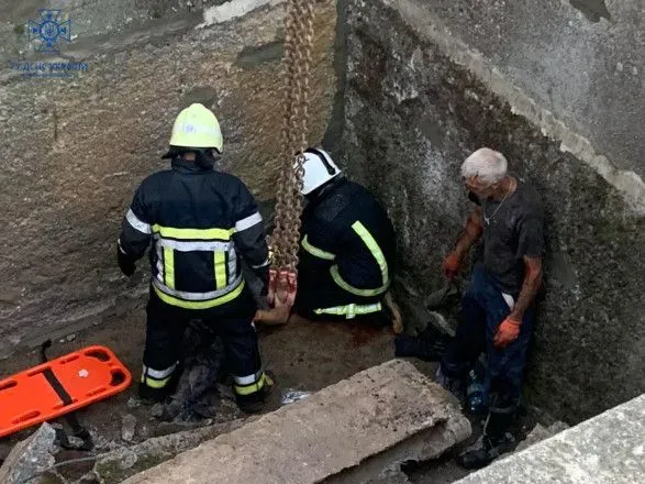 На Волыни бетонная плита упала на двух человек, один мужчина погиб