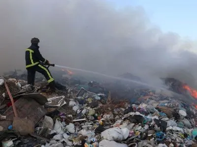 У Херсоні виникла пожежа на незаконному сміттєзвалищі, зайнялось 150 кв. м.
