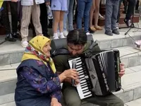 "Співаймо заради перемоги": 91-летняя бабушка из Винницкой области стала звездой TikTok