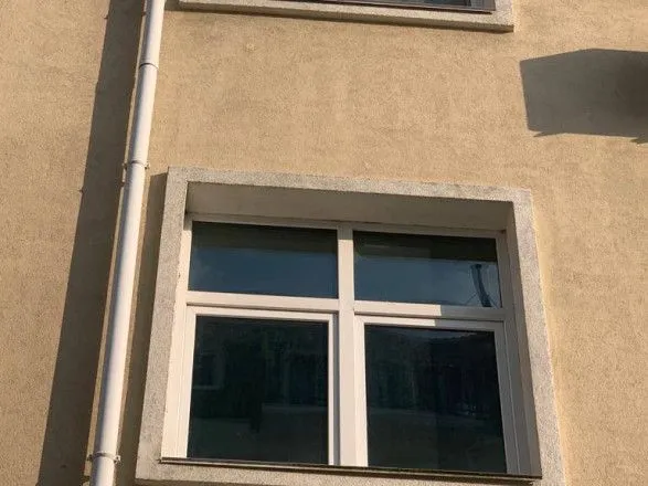 Под Киевом 4-летняя девочка выпала из окна третьего этажа, ее госпитализировали