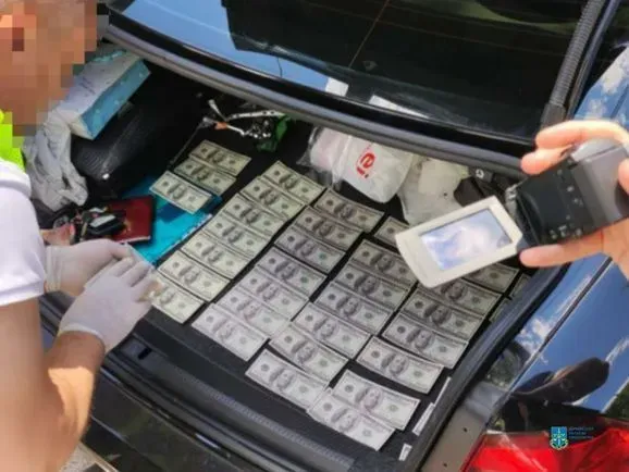 Нагадала: на Буковине задержали гадалку и адвоката, которые "вытащили" из мужчины 300 000 долларов