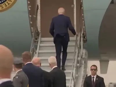 Президент Байден снова споткнулся, поднимаясь по лестнице на борт самолета