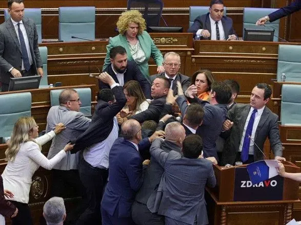 u-parlamenti-kosovo-deputat-obliv-premyer-ministra-vodoyu-vidbulas-biyka