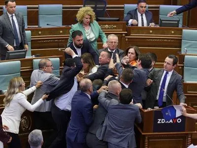 У парламенті Косово депутат облив прем'єр-міністра водою, відбулась бійка