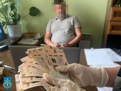 На Львівщині на хабарі затримали двох чиновників: вимагали у підприємця "відкат"